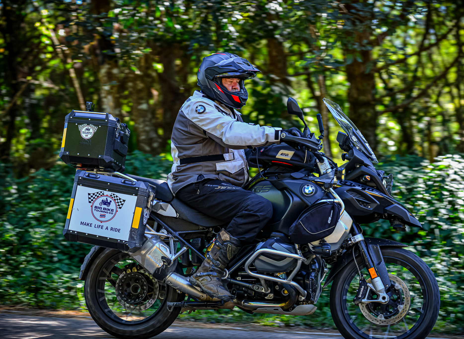 นักขี่ BMW R1250GS Adventure