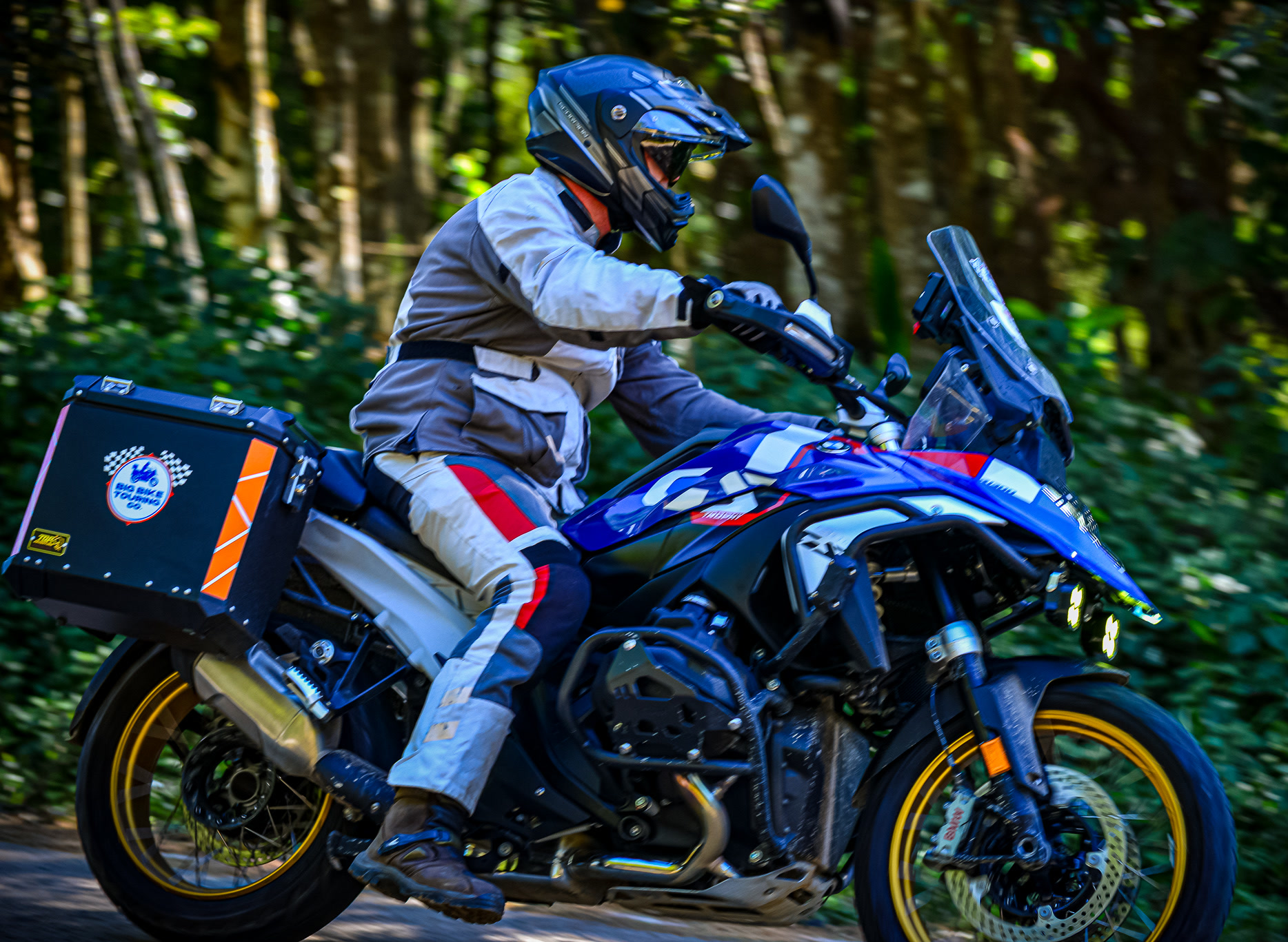 BMW S1000XR ผ่านป่าไม้